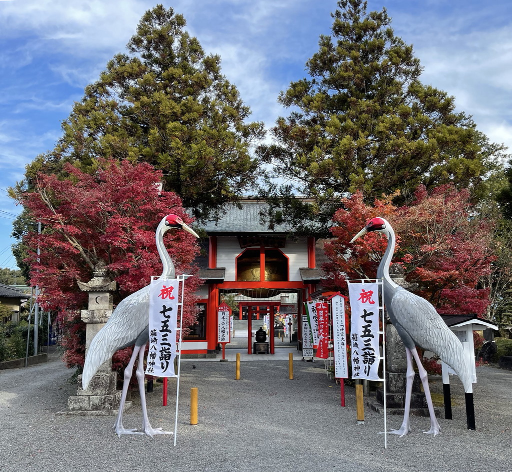 Izumi Hakozaki Hachiman Shrine is flanked by White-naped Crane statuary and houses a giant bell © Mark Brazil